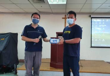 校友會長許宏華贈口罩給教職生