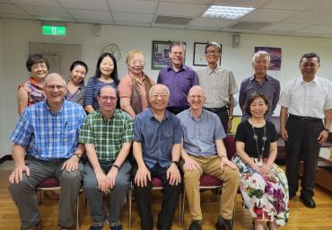 校方與OMS董事們合影